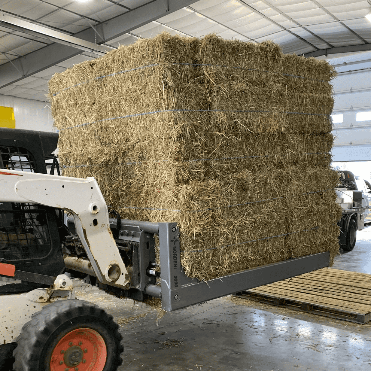 Norden SQ90 bale squeeze lifting 60 bales of hay